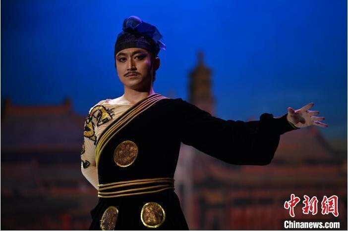 7月18日晚，中國經(jīng)典舞劇《絲路花雨》在甘肅蘭州黃河劇院進行演出。中國經(jīng)典舞劇《絲路花雨》迎來45周年，7月17日-8月4日在蘭州開啟為期多天的駐場演出。該舞劇取材于敦煌莫高窟壁畫，集中國霓裳羽衣舞、敦煌舞、印度舞、黑巾舞、波斯馬鈴舞等于一身，自1979年演出至今，該劇先后在40多個國家和地區(qū)演出近4000場，觀眾550多萬人次。中新社記者 李亞龍 攝