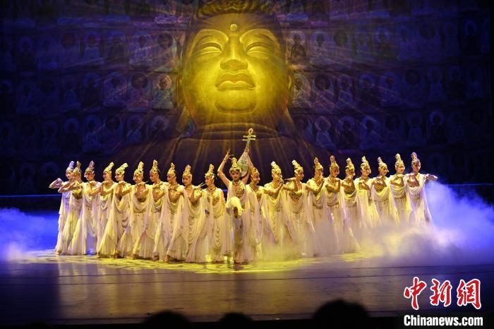 7月18日晚，中國經(jīng)典舞劇《絲路花雨》在甘肅蘭州黃河劇院演出。李亞龍 攝