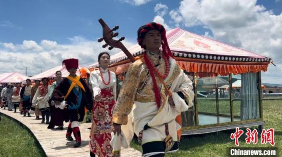 2024年6月，甘肅甘南藏族自治州上演藏服時裝秀。(資料圖)高瑩 攝