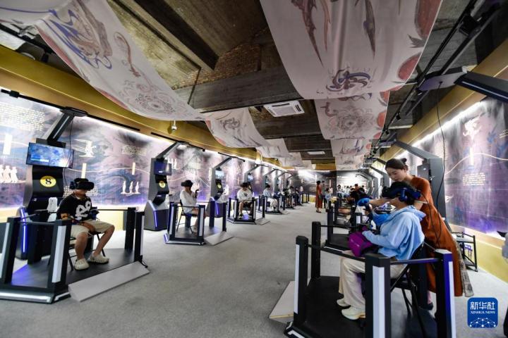7月22日，游客線下體驗(yàn)“尋境敦煌——數(shù)字敦煌沉浸展”。新華社記者 郎兵兵 攝</p>
<p>
