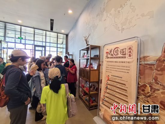 近日，玉門(mén)關(guān)遺址景區(qū)開(kāi)啟了一場(chǎng)精彩紛呈的玉關(guān)詩(shī)詞挑戰(zhàn)賽，吸引眾多游人參與其中。玉門(mén)關(guān)遺址景區(qū)供圖