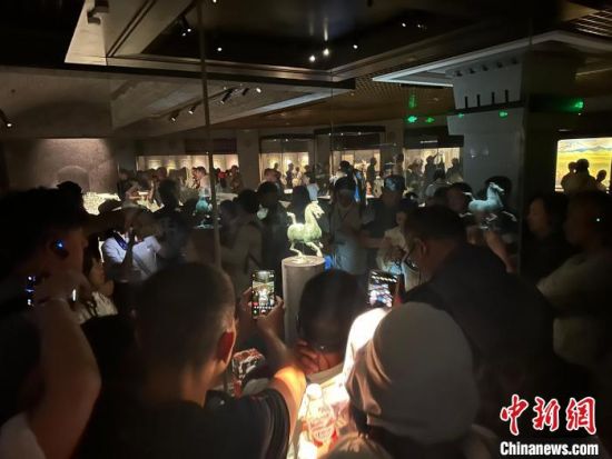 8月17日至23日，“濃濃民族情 兩岸一家親”臺灣同胞參訪團甘肅行交流活動在甘肅展開。圖為臺胞參觀甘肅省博物館。中新社記者 閆姣 攝