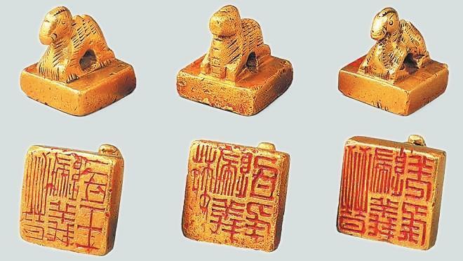 從左至右依次為“晉歸義羌侯”金印、“晉歸義氐王”金印、“魏歸義氐侯”金印