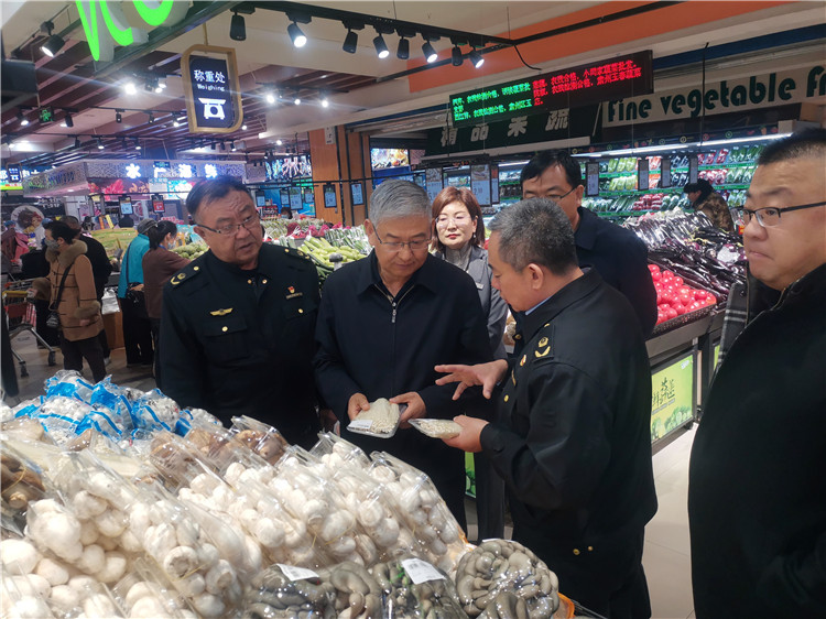圖為市委常委、市紀(jì)委書記、市監(jiān)委主任張學(xué)勇調(diào)研食品安全責(zé)任包保企業(yè)西部天地商貿(mào)有限責(zé)任公司.jpg