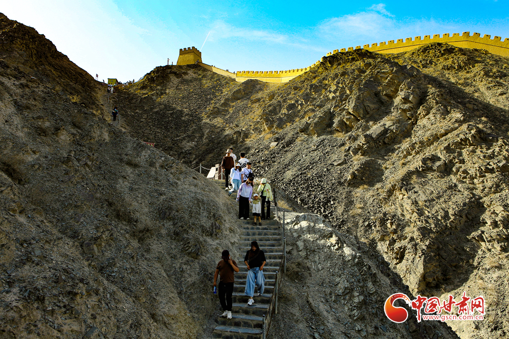 登高望遠(yuǎn)領(lǐng)略長(zhǎng)城魅力