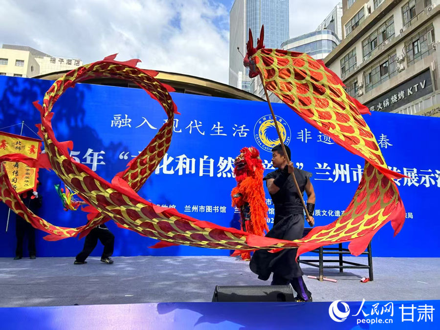 柴宗峰在2025年“文化和自然遺產(chǎn)日”蘭州市非遺宣傳展示活動(dòng)中表演舞獅。人民網(wǎng)記者 焦隆攝