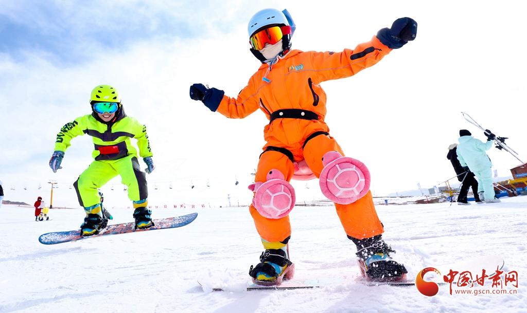 新春走基層·隴拍客丨張掖：滑雪場上強健體魄