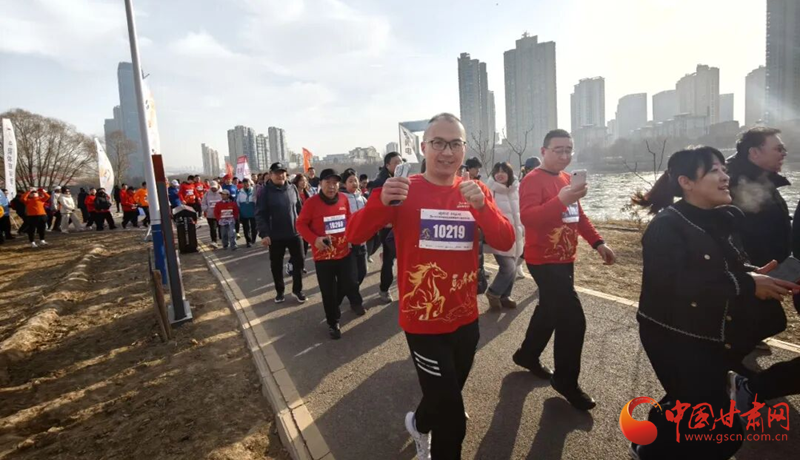 蘭州城關(guān)區(qū)舉辦迎新春健步行暨年貨大集 近800人沿黃河踏春迎新