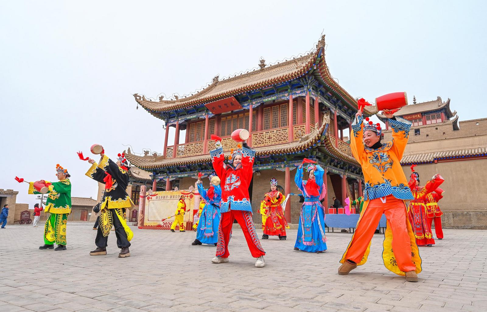 絲路雄關(guān)年味濃 駿馬迎春賀新歲